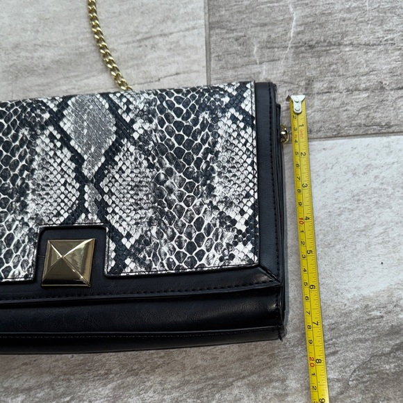 Neiman Marcus- Chic Black and Gray Snake Print Women's Bag - Picture 9 of 12